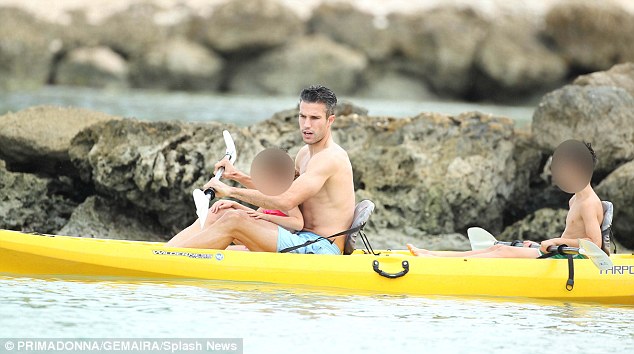 Robin van Persie không cùng Man United du đấu trên đất Mỹ