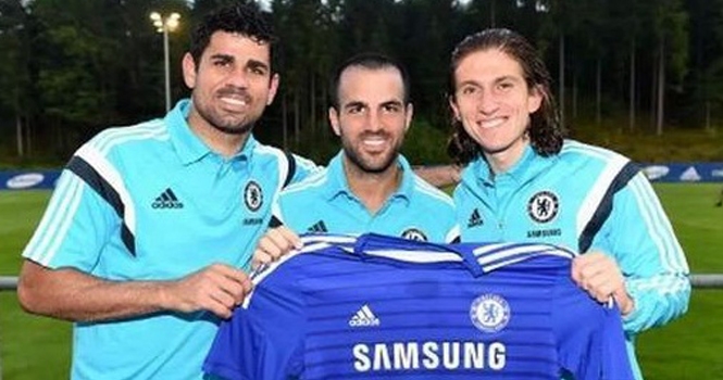 Cesc Fabregas ra mắt kiểu đầu mới lạ tại Chelsea