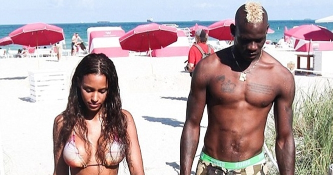 Balotelli vừa đọc tự truyện Ibra, vừa trổ tài nhảy múa