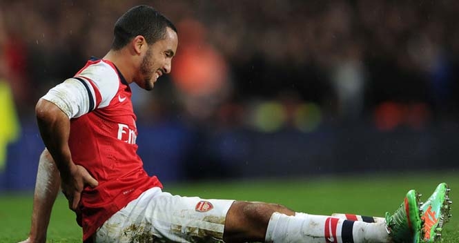 Theo Walcott lại mang tin buồn đến cho Arsenal