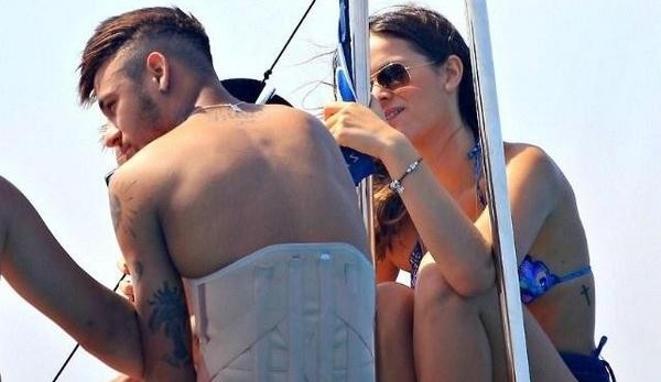 Neymar đeo đai bảo vệ đi chơi cùng bồ xinh