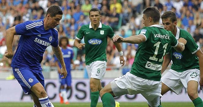 Fernando Torres bỏ lỡ cơ hội ghi bàn từ cự ly 2m