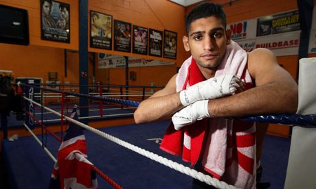 VIDEO: Cú đấm thổi tắt 8 ngọn nến của võ sỹ quyền Anh Amir Khan