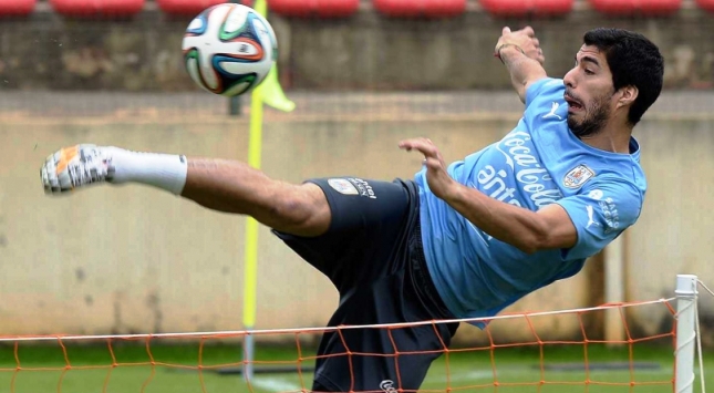 Suarez ở tạm nhà bố vợ, bí mật tập luyện chờ ngày trở lại