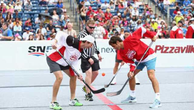 VIDEO: Federer trổ tài chơi hockey trước thềm Rogers Cup