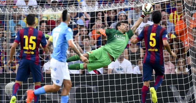 Claudio Bravo nói gì về bàn thua của Barca trước Napoli