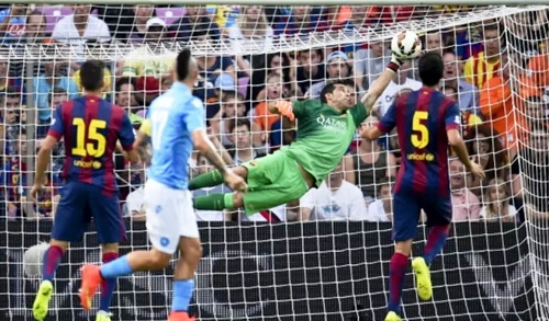 Vắng Messi và Neymar, Barca thua sát nút Napoli