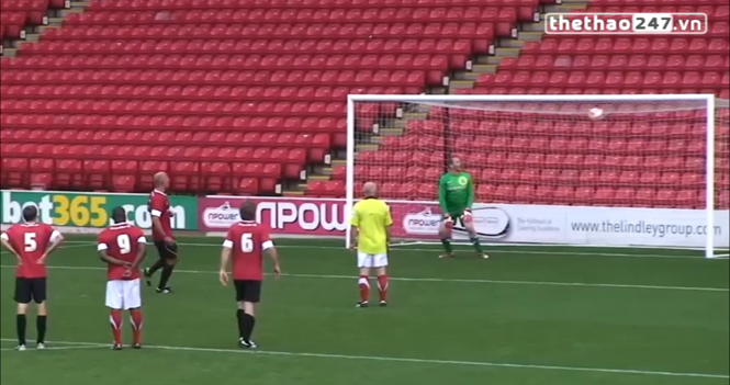 VIDEO: Trọng tài Howard Webb cũng ghi bàn kiểu Panenka