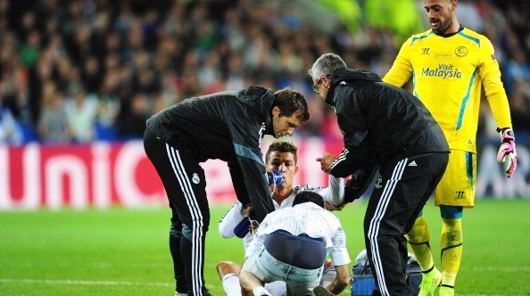 Fan cuồng lao vào sân bóp chân cho Ronaldo