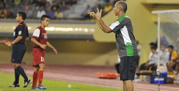 HLV Guillaume: 'Trọng tài không muốn U19 Việt Nam chiến thắng'