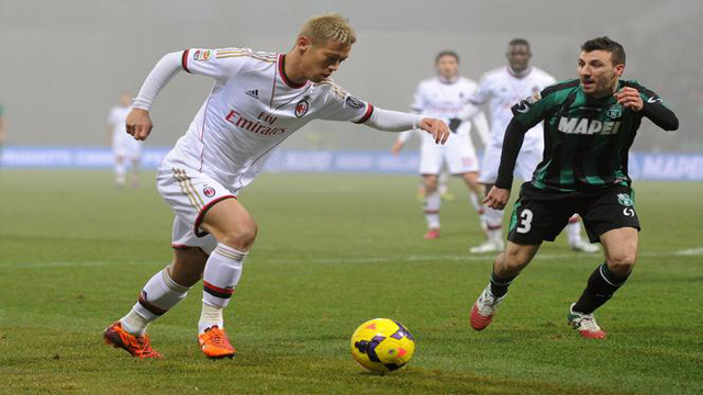 VIDEO: Keisuke Honda sút phạt siêu như Ronaldo, phạt góc tệ như Rooney