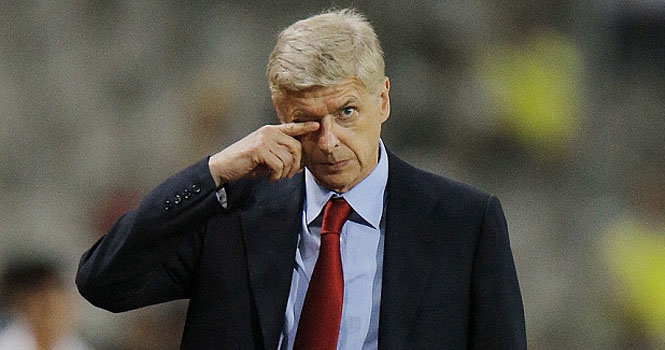 Bị ném vật thể lạ, HLV Wenger đòi xử lý thủ phạm