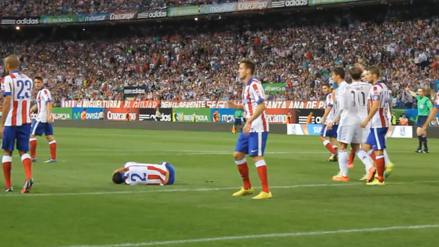 VIDEO: CR7 nhầm Diego Godin là bị bông