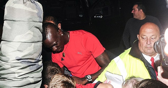 Mario Balotelli khổ sở vì fan Liverpool