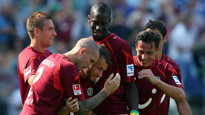 VIDEO clip bàn thắng: Hannover 96 2-1 Schalke 04 (vòng 1 Bundesliga)