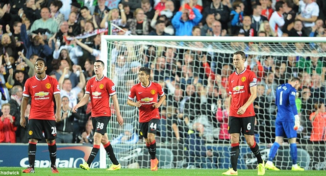 VIDEO: Hàng thủ đá như mơ ngủ khiến Man Utd thảm bại
