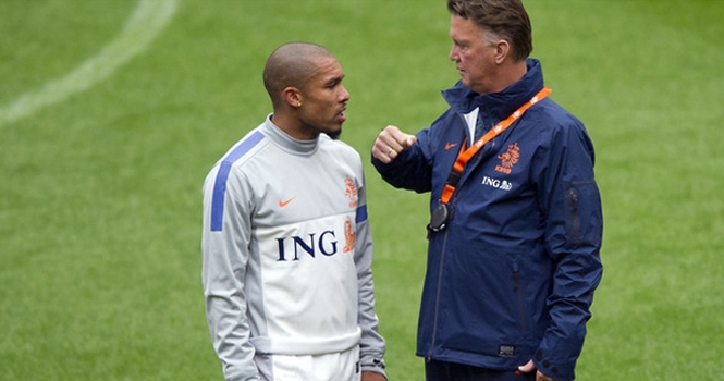 Man United tạm ngừng vụ Vidal để mua De Jong