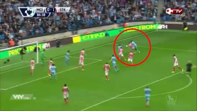 VIDEO: 2 tình huống trọng tài không cho Man City hưởng pen