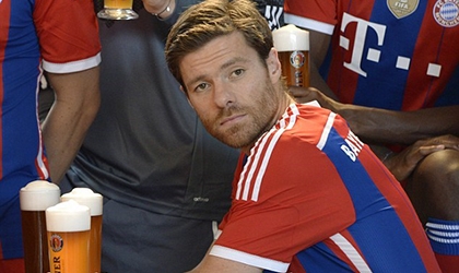 Phải chăng Pep Guardiola đã sai lầm khi mua Xabi Alonso?