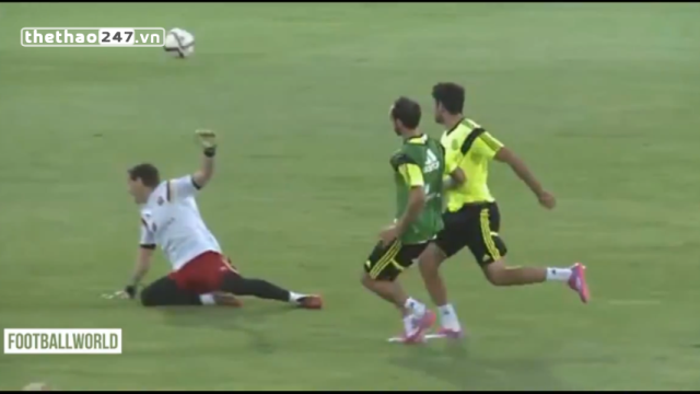 VIDEO: Diego Costa dễ dàng đánh bại Casillas trong buổi tập