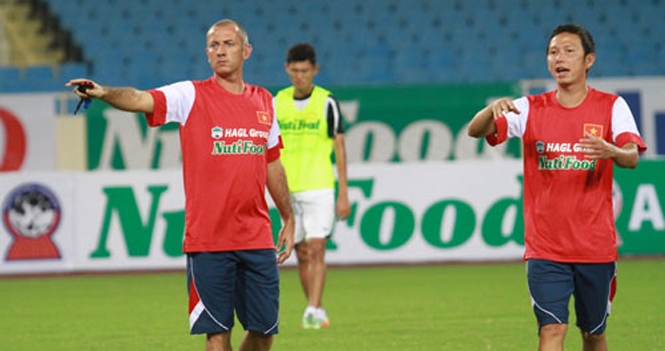 Tiền đạo chủ lực của U19 Việt Nam bị đau nhẹ trong lúc khởi động