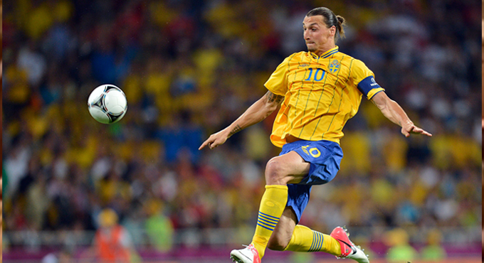 VIDEO: Ibrahimovic lập siêu phẩm đánh gót và đi vào lịch sử