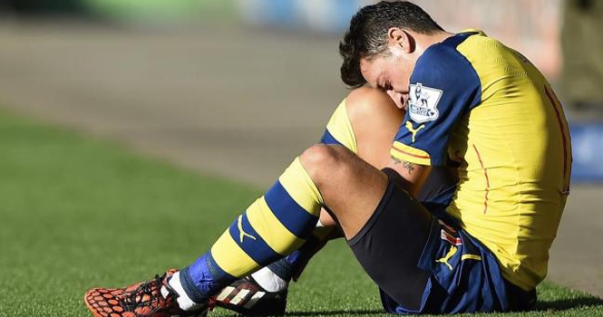Sau Welbeck, Arsenal lại nhận hung tin từ Mesut Ozil