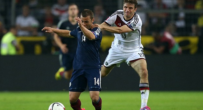 VIDEO: Pha hành hung thô thiển của Thomas Muller với Shaun Maloney