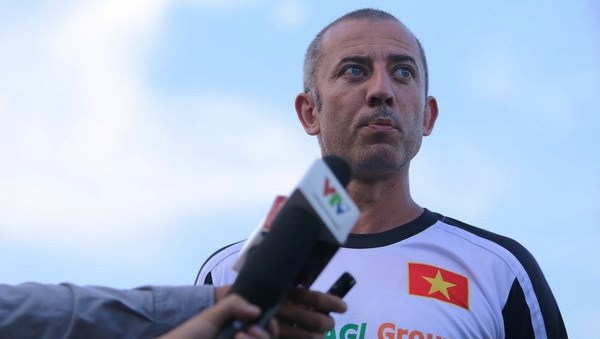 HLV Graechen không tin rằng Công Phượng dám sút panenka
