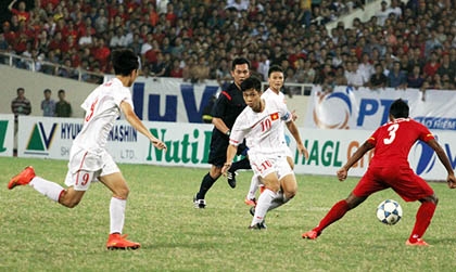 Cận cảnh Công Phượng thi triển 'tuyệt kỹ' của Ronaldinho cho Văn Toàn