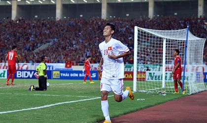 Bàn thắng của Văn Long tái hiện lại siêu phẩm của Bergkamp
