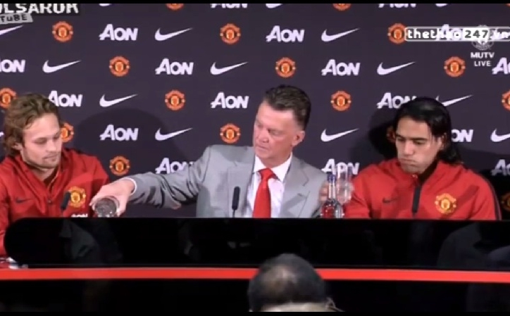 VIDEO: Van Gaal 'đon đả' rót nước mời Daley và Falcao trước cuộc họp báo