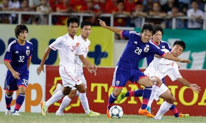 U19 Việt Nam nhận cúp bạc trong tiếng reo hò tán thưởng