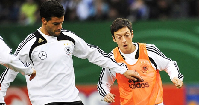 'Mesut Ozil không nên đến Arsenal'