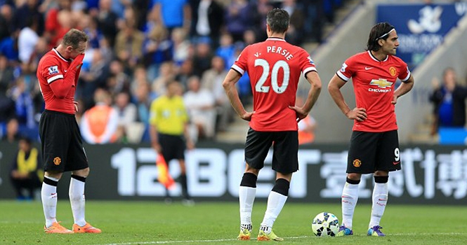 Rooney khiến NHM Quỷ đỏ điên tiết khi bảo vệ trọng tài Mark Clattenburg