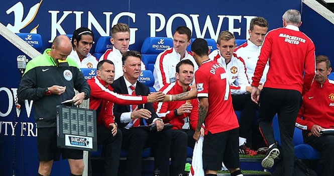 Có hay không chuyện cầu thủ M.U chỉ trích Van Gaal vì thay Di Maria?