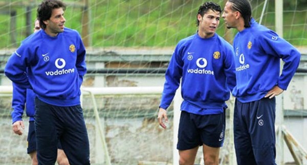 Nistelrooy từng đấm thẳng vào mặt Ronaldo