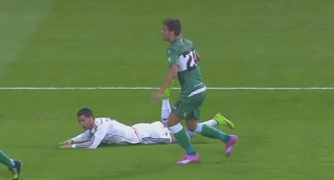VIDEO: Real được hưởng lợi từ ông trọng tài cuồng thổi penalty