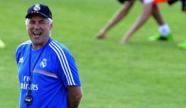 VIDEO: HLV Ancelotti vẫn giữ được kỹ thuật điêu luyện ở tuổi 55