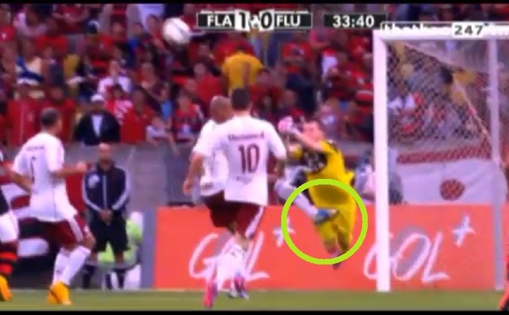 VIDEO: Thủ môn quằn quại vì bị cú đá trời giáng vào ''chỗ hiểm''