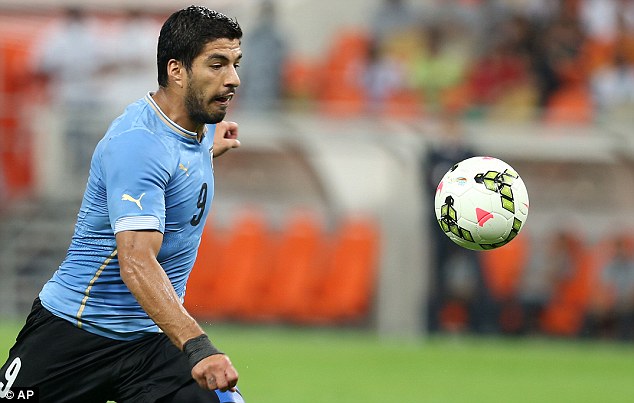 Đang đá, Suarez ôm bụng chạy khỏi sân vì 'tào tháo đuổi'