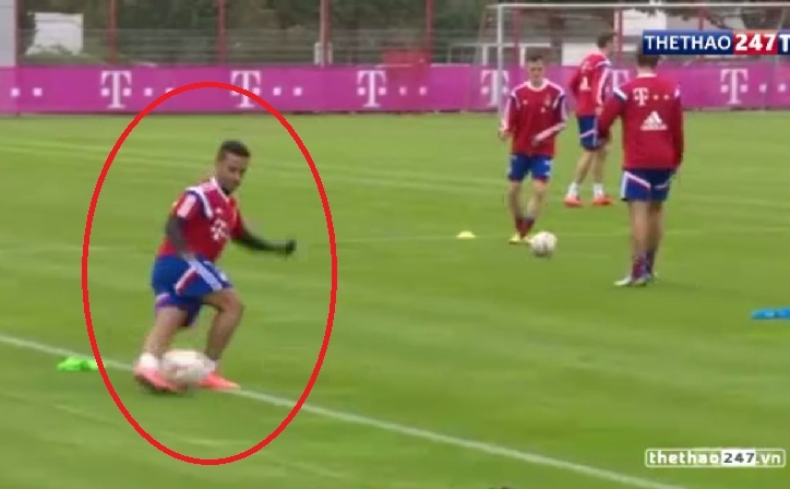 VIDEO: Sao trẻ Bayern khiến đồng đội 'lác mắt' với màn diễn xiếc với bóng