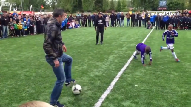 VIDEO: Van persie biểu diễn kỹ thuật với các cầu thủ nhí