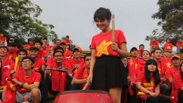 VIDEO: Những CĐV cuồng nhiệt của giải U21 báo thanh niên