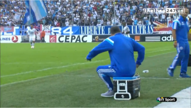 VIDEO: Phản ứng của HLV Marcelo Bielsa khi ngồi lên cốc cafe nóng