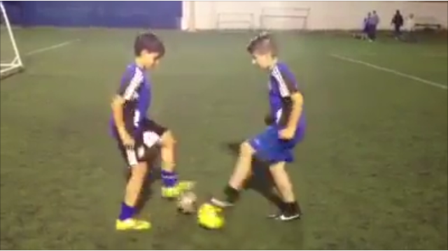 VIDEO: Màn biểu diễn ấn tượng với trái bóng của các vũ công samba