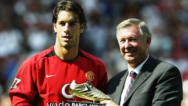 Van Nistelrooy từng khốn đốn vì đổi áo như Balotelli