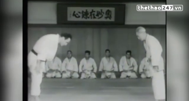 VIDEO: Võ sư lão niên dễ dàng quật ngã 4 võ sỹ lực lưỡng