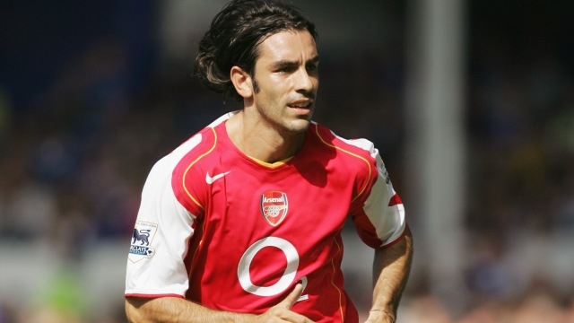 Huyền thoại của Arsenal bị đánh ngay trên sân
