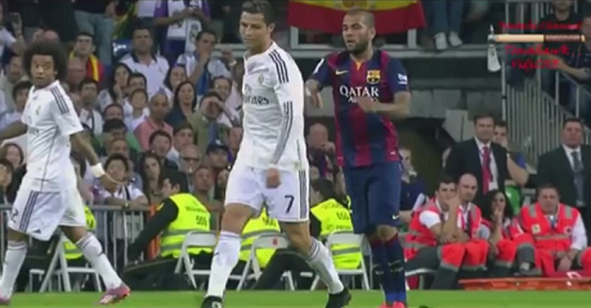 Alves định ăn thua đủ vì bị Ronaldo tung cước